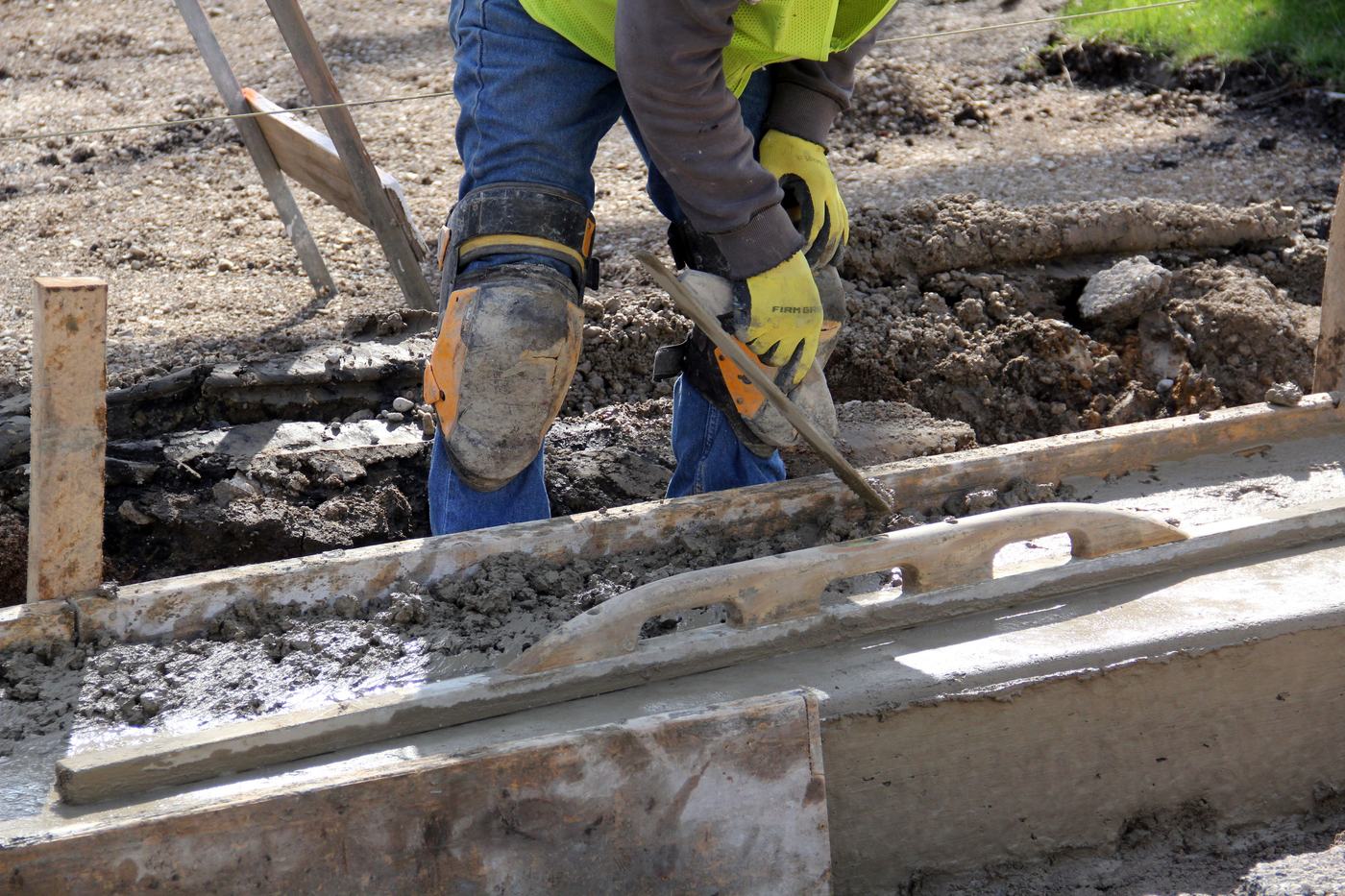 Edging and finishing a concrete kerb by hand